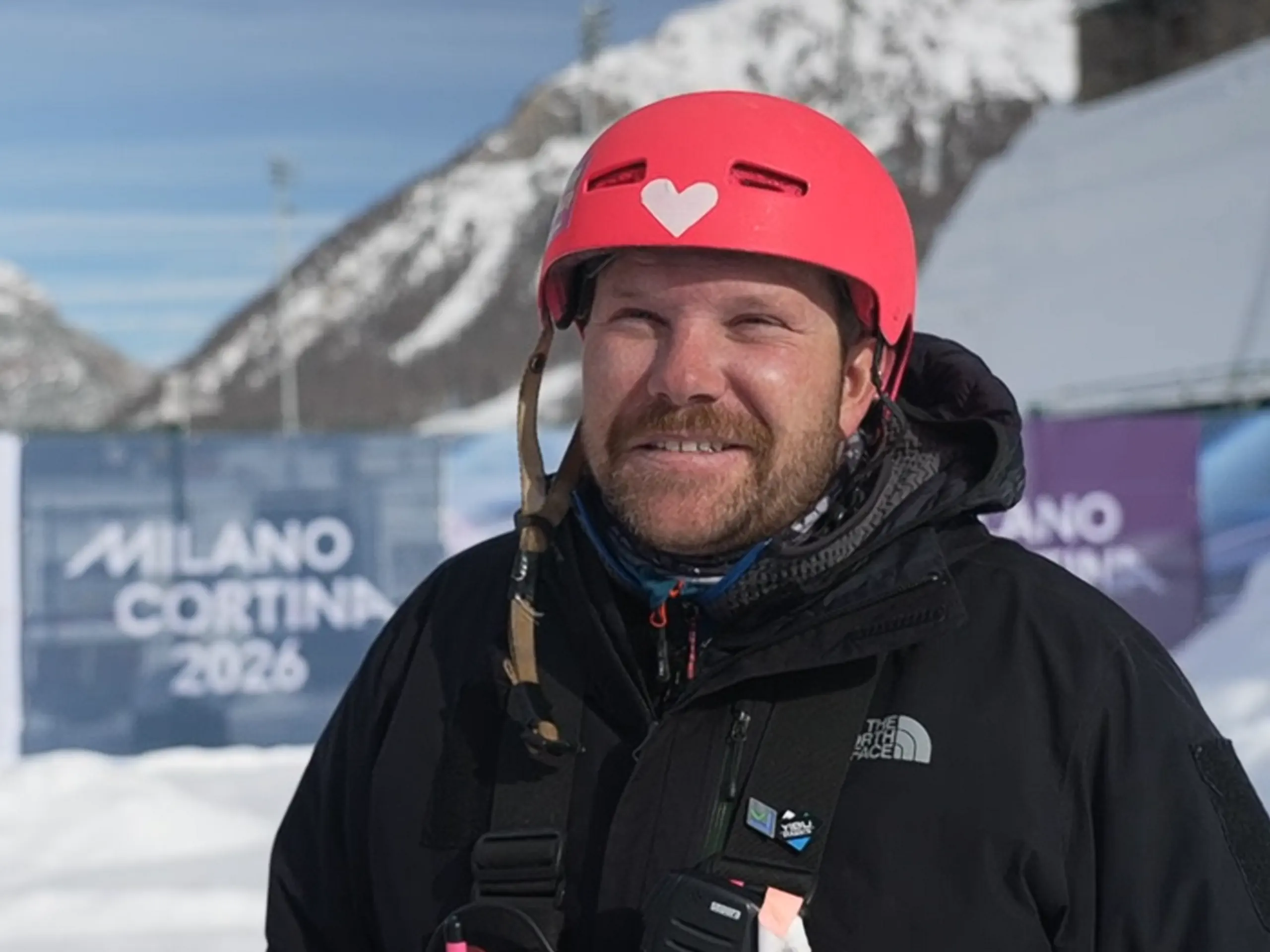 Pascal Perret, Mitgründer von Gliso, im Renn-Dress vor der Kulisse von Milano Cortina 2026